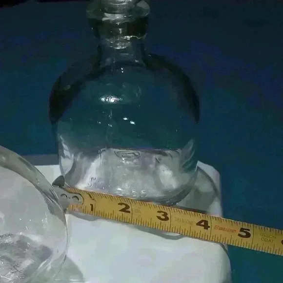 vintage crystal/glass decanters with bulbous bottle and matching stoppers - Picture 4 of 8